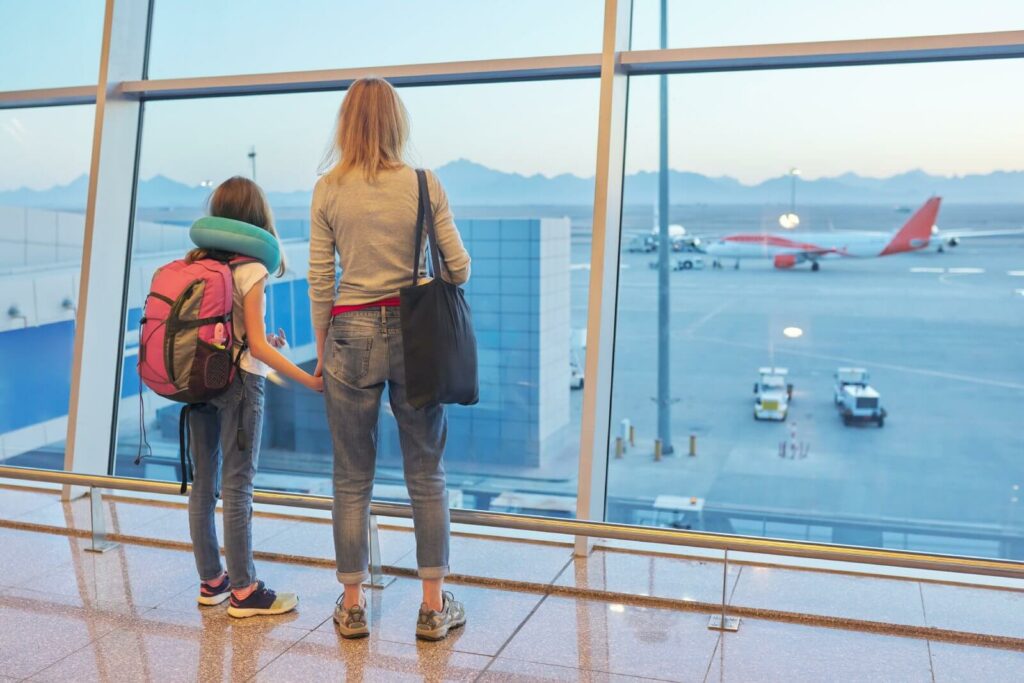 airport-passengers-family-mother-and-daughter-chil-2026-01-06-10-56-14-utc (1)