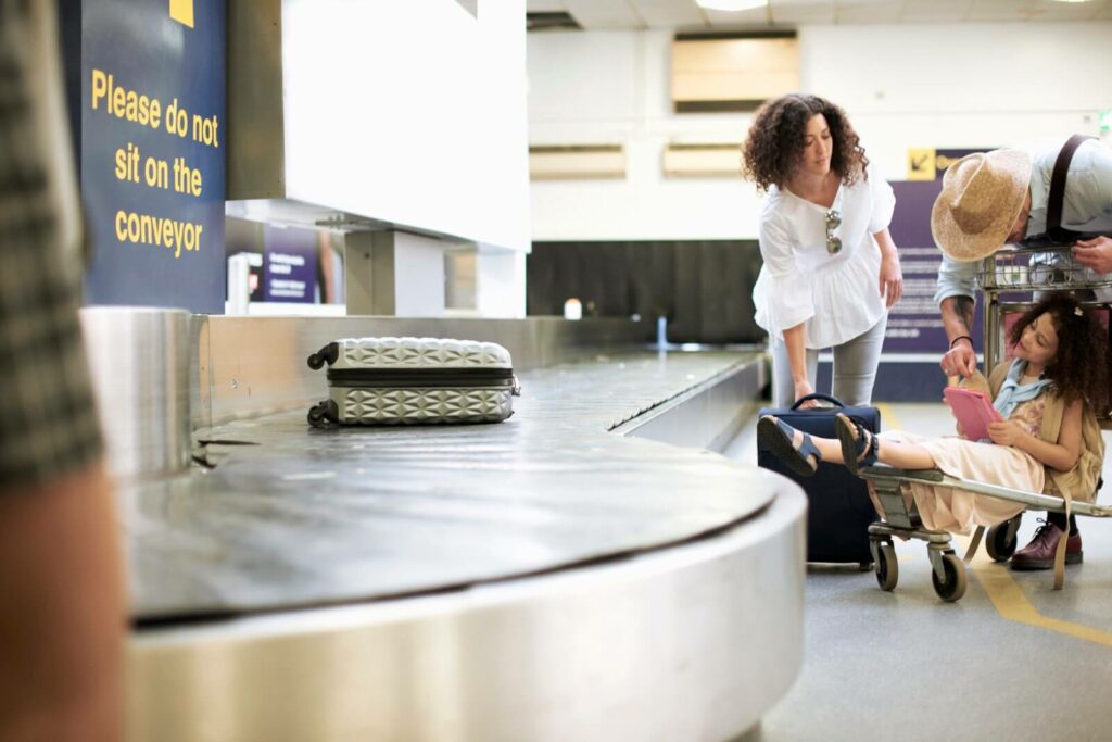 family-collecting-suitcase-from-carousel-in-airpor-2026-01-09-09-11-01-utc (1)